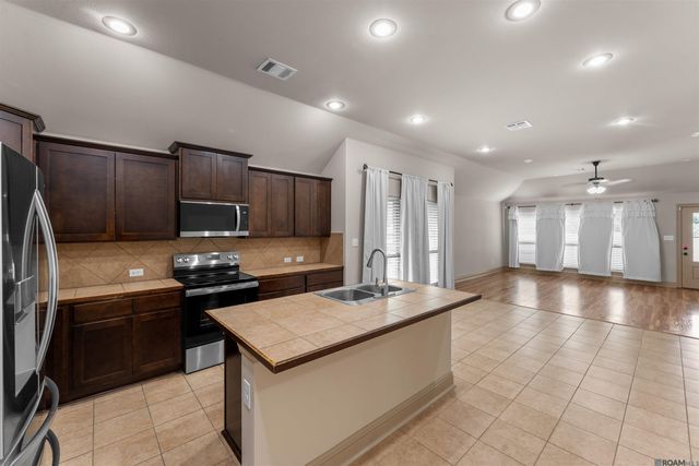 6707 Royal Oaks Ct, Zachary, LA 70791