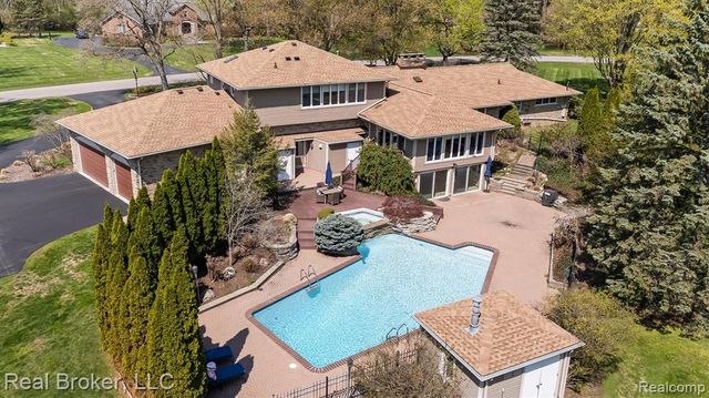 7357 W Greenwich Drive, Bloomfield Hills, MI 48301