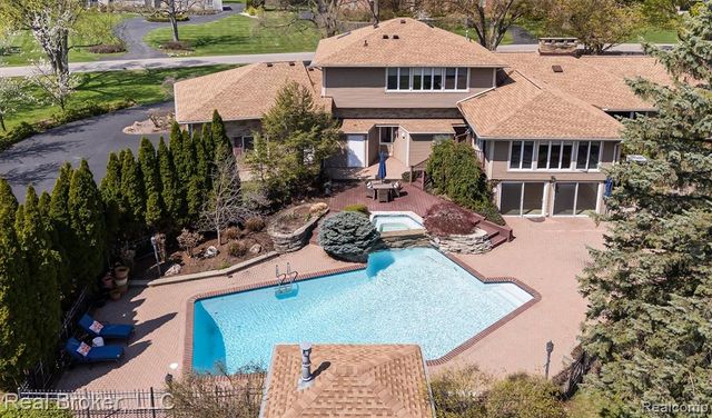 7357 W Greenwich Drive, Bloomfield Hills, MI 48301
