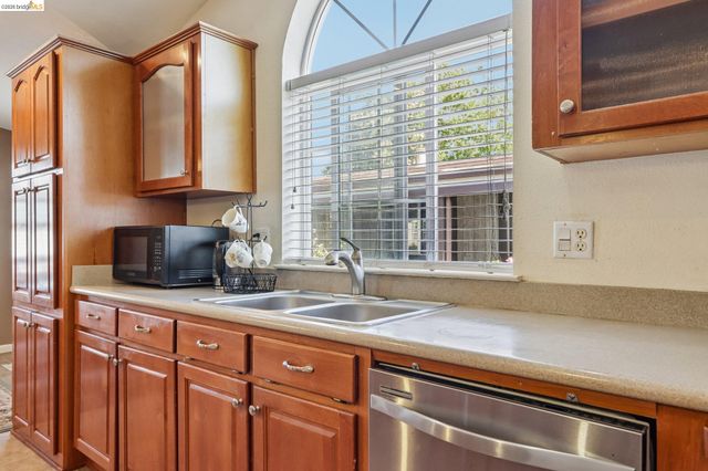 29344 New Hampshire, Hayward, CA 94544