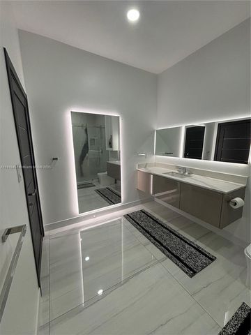 19494 NW 61st Ave, Hialeah, FL 33015