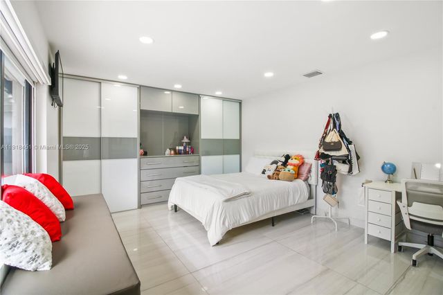 19494 NW 61st Ave, Hialeah, FL 33015