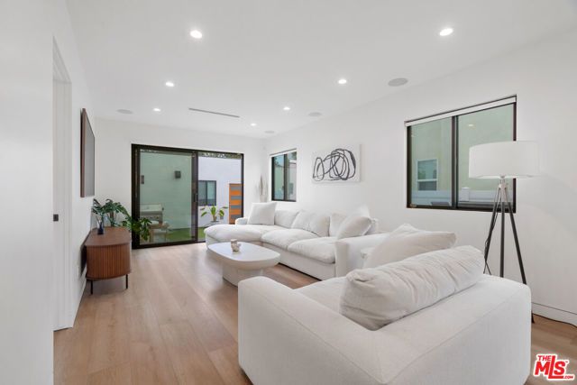 2911 S Rimpau Boulevard 2909, Los Angeles, CA 90016