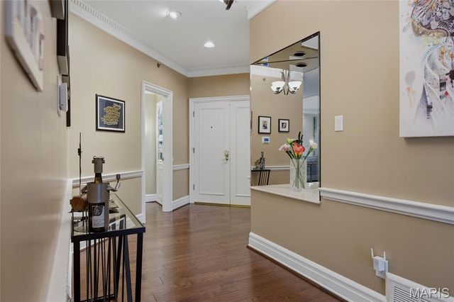 561 Sarah Lane 303, Creve Coeur, MO 63141