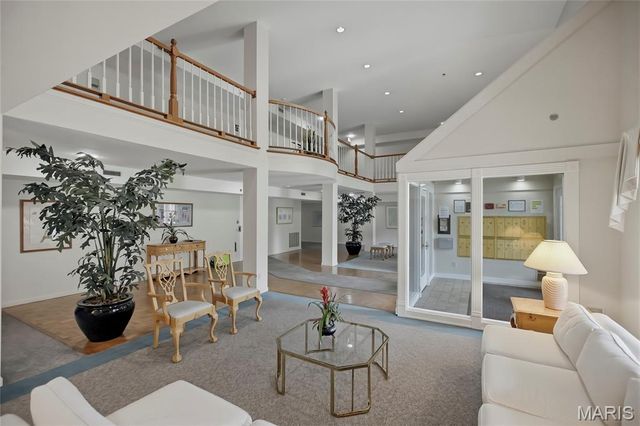 561 Sarah Lane 303, Creve Coeur, MO 63141