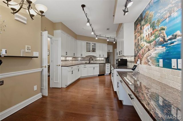 561 Sarah Lane 303, Creve Coeur, MO 63141