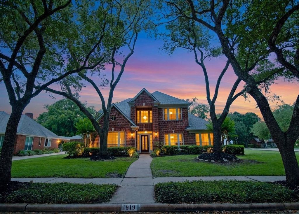1919 Oakhurst Parkway, Sugar Land, TX 77479