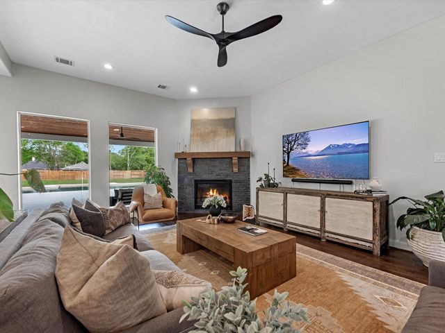 720 Mountain View Drive, Montgomery, TX 77356