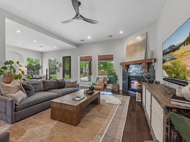 720 Mountain View Drive, Montgomery, TX 77356