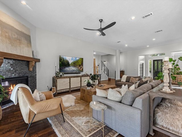 720 Mountain View Drive, Montgomery, TX 77356