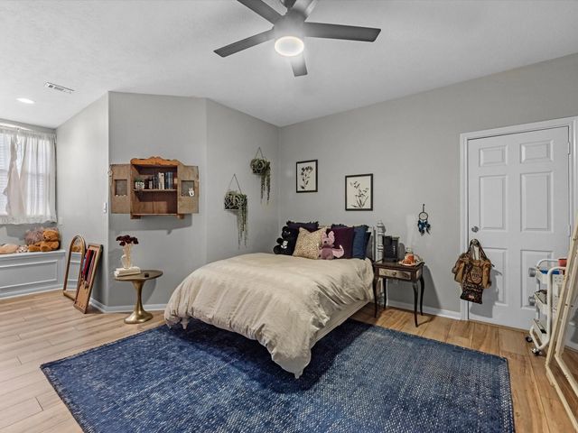 720 Mountain View Drive, Montgomery, TX 77356