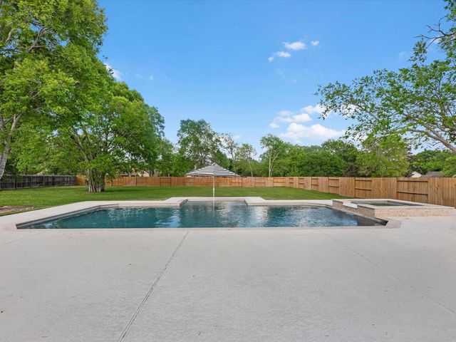 720 Mountain View Drive, Montgomery, TX 77356