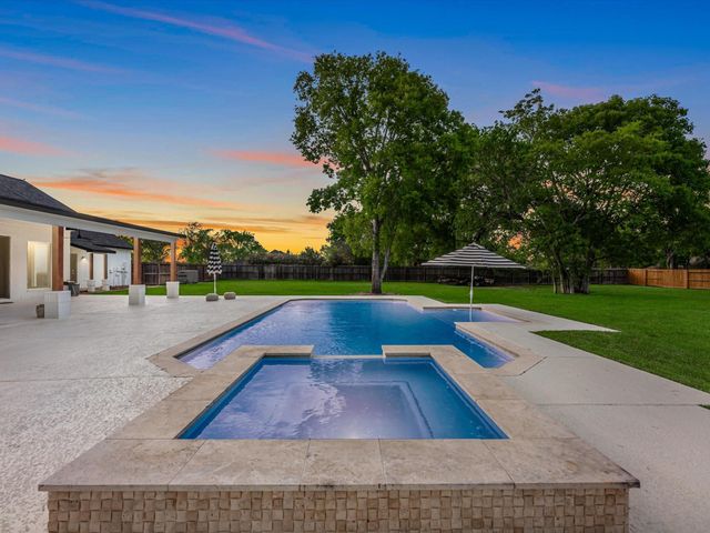 720 Mountain View Drive, Montgomery, TX 77356