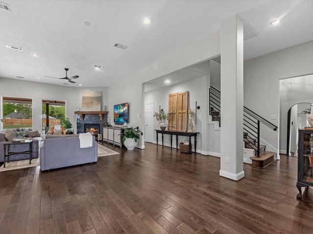 720 Mountain View Drive, Montgomery, TX 77356