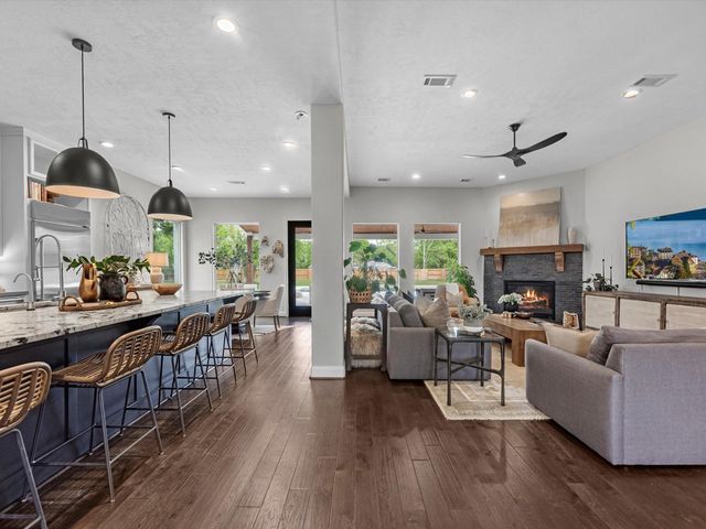 720 Mountain View Drive, Montgomery, TX 77356