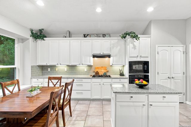 9646 Calmont Way, San Antonio, TX 78251