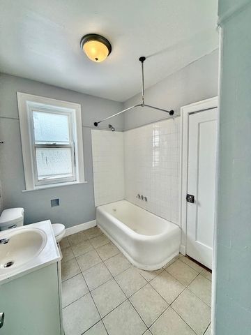 7804 S Burnham Avenue, Chicago, IL 60649