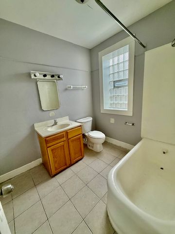 7804 S Burnham Avenue, Chicago, IL 60649