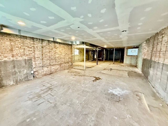 7804 S Burnham Avenue, Chicago, IL 60649