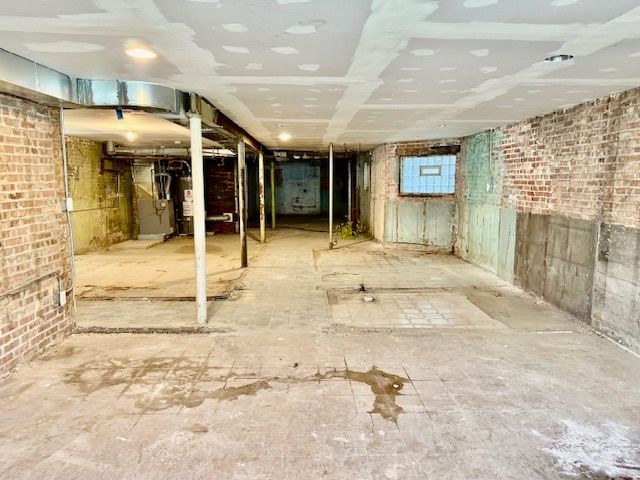 7804 S Burnham Avenue, Chicago, IL 60649