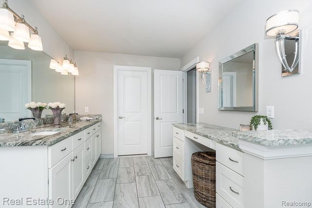 4165 Oak Arbor Court 19, Oakland Charter Township, MI 48306