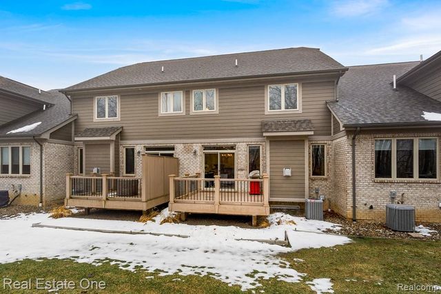 4165 Oak Arbor Court 19, Oakland Charter Township, MI 48306