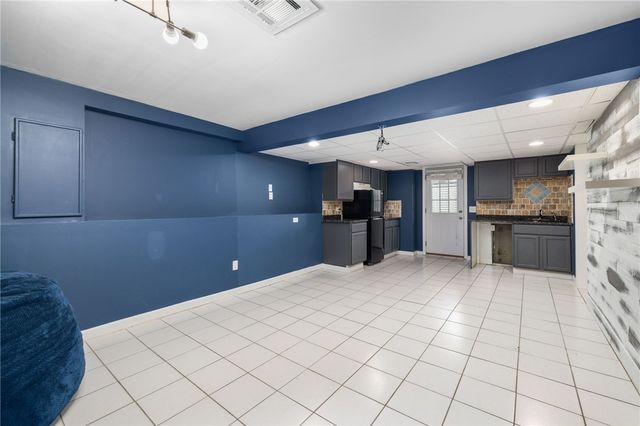 34 Queen Street, Cranston, RI 02920