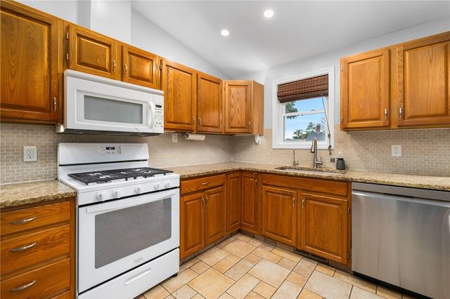 34 Queen Street, Cranston, RI 02920