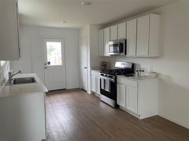 221 Crystal Bay Ln, Willis, TX 77378