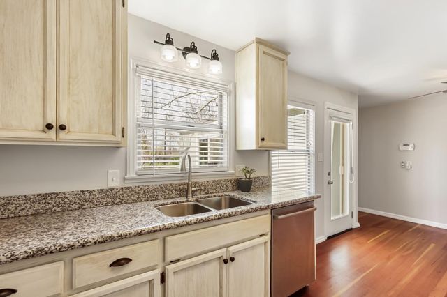 8325 Holly Dr, Citrus Heights, CA 95610