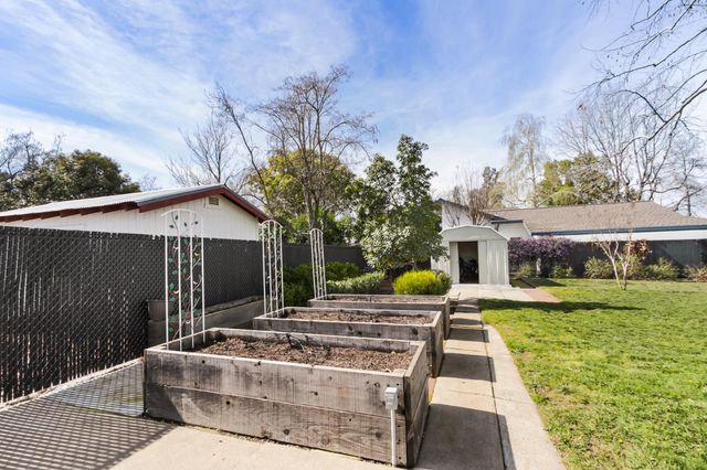 8325 Holly Dr, Citrus Heights, CA 95610