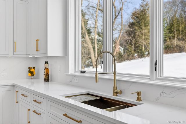 43 Hilltop Lane, Thornwood, NY 10594