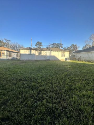 6713 Greenhurst Street, Houston, TX 77091