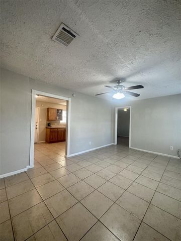 6713 Greenhurst Street, Houston, TX 77091