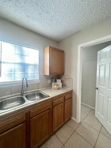 6713 Greenhurst Street, Houston, TX 77091