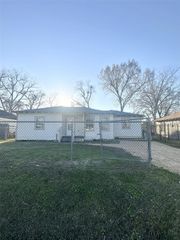 6713 Greenhurst Street, Houston, TX 77091