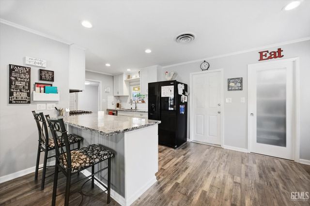 208 Glen Oaks Drive, Bakersfield, CA 93309