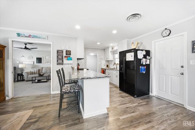 208 Glen Oaks Drive, Bakersfield, CA 93309