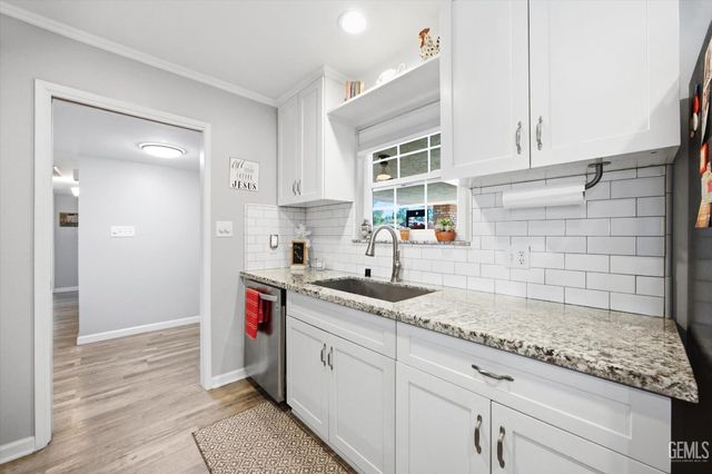 208 Glen Oaks Drive, Bakersfield, CA 93309