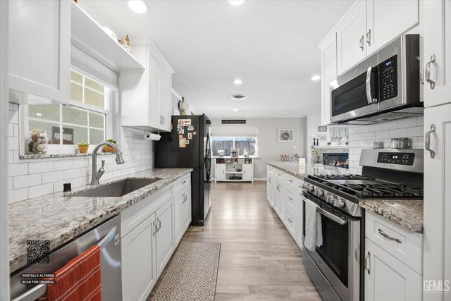 208 Glen Oaks Drive, Bakersfield, CA 93309