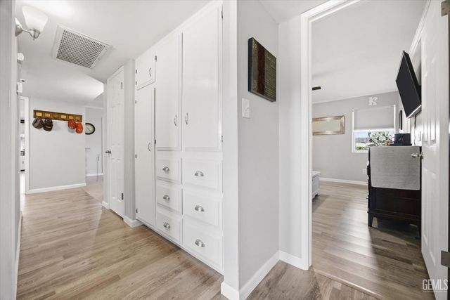 208 Glen Oaks Drive, Bakersfield, CA 93309
