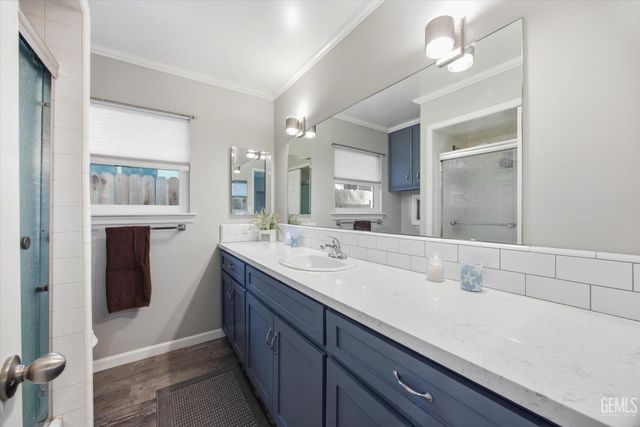 208 Glen Oaks Drive, Bakersfield, CA 93309