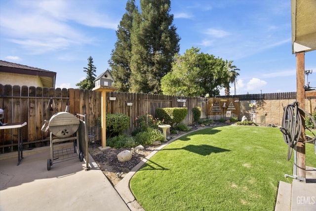 208 Glen Oaks Drive, Bakersfield, CA 93309