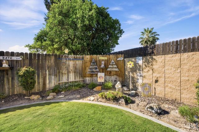 208 Glen Oaks Drive, Bakersfield, CA 93309