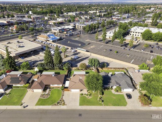 208 Glen Oaks Drive, Bakersfield, CA 93309