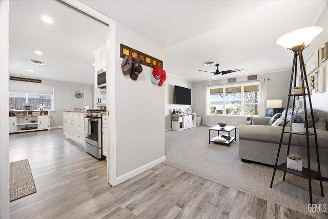 208 Glen Oaks Drive, Bakersfield, CA 93309
