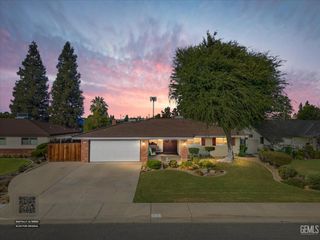 208 Glen Oaks Drive, Bakersfield, CA 93309