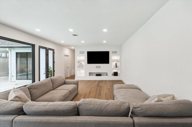 6348 Vanderbilt Street, West University Place, TX 77005