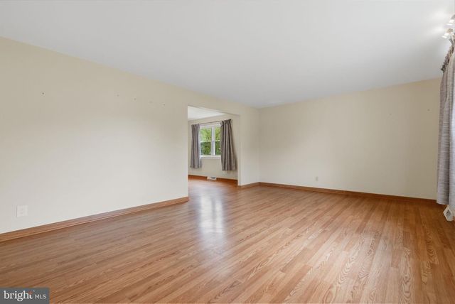 13 VILLAGE AVE, Marlton, NJ 08053