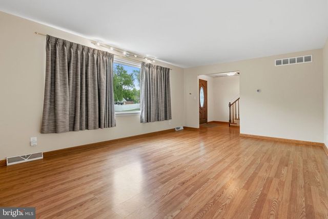13 VILLAGE AVE, Marlton, NJ 08053